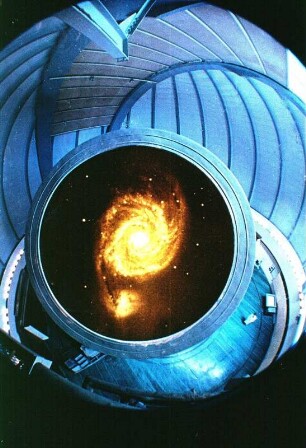 2-Meter-Spiegelteleskop des VEB Carl Zeiss Jena mit Andromedagalaxie