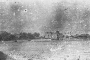 Ruine der Festung von Kilwa Kisiwani : Stadtpanorama mit Meer, Booten und Festungsruine.