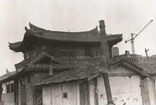 Nordkorea. Pjöngjang. Wohnhaus eines reichen Beamten, davor Behelfsbauten aus der Zeit des Koreakrieges