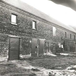 Markranstädt-Meyhen, Dorfplatz 5. Zweiseithof (19. Jahrhundert). Stallgebäude. Hofansicht