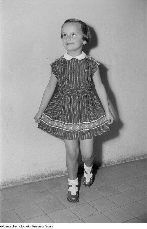 Ein Mädchen posiert mit Sommerkleid bei der "Internationalen Messemodenschau", Herbstmesse 1953