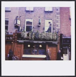 Wolfram Siebeck vor dem Restaurant und Pub Doheny and Nesbitt in Dublin