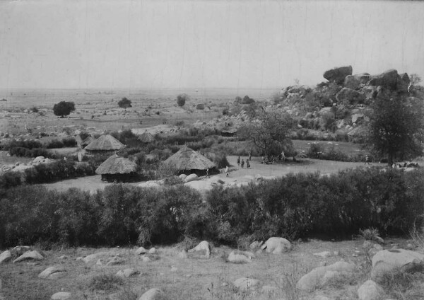 Village d'Ussukuma avec paysage