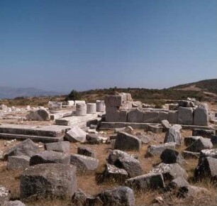 Rhamnus. Tempel der Themis. Tempelterrasse mit Tempel der Themis, rechts, 6. Jh. v. Chr., und Tempel der Némesis, links, um 430 v. Chr.