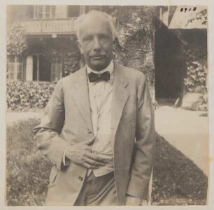 Richard Strauss im Garten vor einem Haus stehend