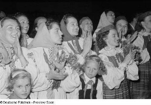 Tänzerinnen mit Pionieren