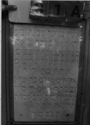 Grabstein 31 (Index: 100086660) Material: Sandstein mit zwei weißen Marmorplatten Zustand: Sandstein abgeblättert Maße HxBxT: 220x66x28 cm Beschreibung: Stele, getreppter Sockel, Giebel mit Akroteren, zwei Schrifttafeln rechteckig Symbolik: Zahnfries, geschmückte Akrotere: Grabstein 31A