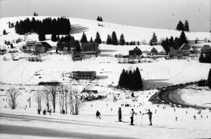 Altglashütten: Wintersporthang und Straßenkurve
