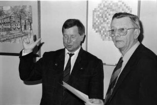 Amtsverwaltung: Wahlen: Amtsvorsteher Frithjof Schumann nach Wiederwahl, bei Vereidigung durch Funktionsträger