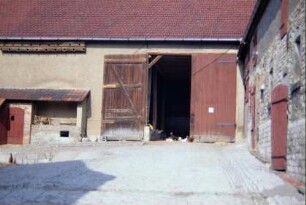 Detail voriges Bild: Blick auf ein geöffnetes Scheunentor