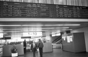 Basel (CH) - Mulhouse (F): Flugplanleuchte im Flughafen (französiche Seite)