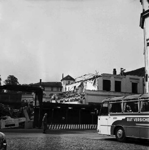 Firma Carl Hoffmann: Hindenburgstraße: Elektrohandel: Abriss des Firmengebäudes: davor Bauzaun und Fußgänger: rechts Bus: hinten Mitte Volkshochschule [früher Kern'sche Internatsschule] an Königstraße