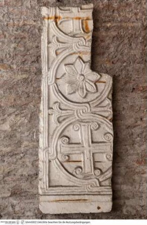 Relief mit Kreuz (von einer Chorschranke?)