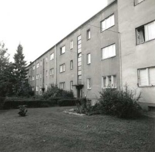 Dresden-Trachau. Wohnsiedlung der Gewobag (1928/um 1935; H. Richter). Wohnhaus, Aachener Straße 17/17 b. Straßenansicht mit Vorgärten