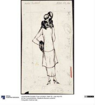 Frau in Kostüm