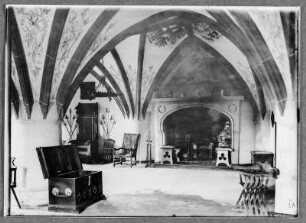 Im Rittersaal der Burg Lauenstein in Oberfranken mit Kamin