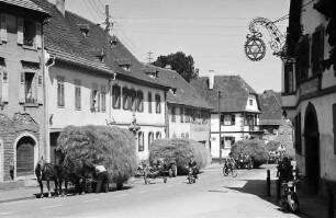 Riegel: Hauptstraße mit Heuwagen, rechts Aushängeschild