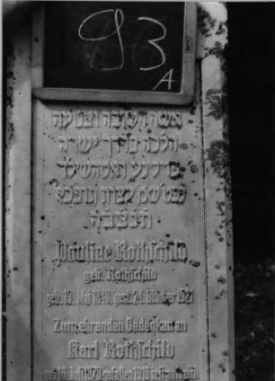 Grabstein 93 (Index: 100090250) Material: weißer Marmor, Sockel:Kalkstein Zustand: gut Maße HxBxT: 151x39x15 cm Beschreibung: Obelisk, Sockel, rustica, Schriftfeld eingetieft Besonderheit: Schrift erhaben: Grabstein 93A