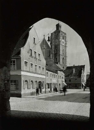 Am Stadttor in Ingolstadt : Ingolstadt. Kreuzstraße. Blick nach Westen zur Frauenkirche (südlicher West-Turm)