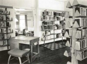 Masserberg. Zentralbibliothek, Inneres mit Bücherregalen