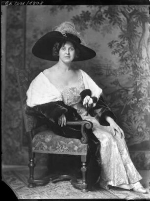 Frau mit Stola und Federhut