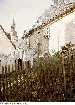 Geising. Hausgarten an der Hauptstraße, Blick zum Turm der Stadtkirche