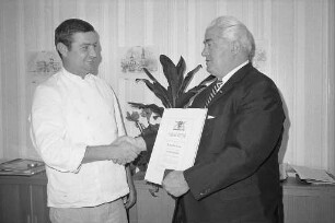 Auszeichnung des Karlsruher Bäckermeisters Rudolf Neff mit der silbernen DLG-Preismünze für besondere Leistungen.
