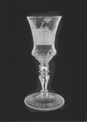 Pokal mit Schäferszene: Schalmei blasender Schäfer mit Herde vor Stadtsilhouette (gegenüber Nymphe, vor der ein göttlicher Schäfer kniet, und Amor in Wolken). Dresden, 1710/1720. Glas (farblos), Schliff, Matt- und Klarschnitt; Höhe 23,5 cm. Prag: Kunstgewerbemuseum 5.399 (Haase, 1988, Kat. Nr. 134)