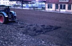 Ackerschleppe aus Radreifen vor dem Gebäude I der Landtechnik Weihenstephan