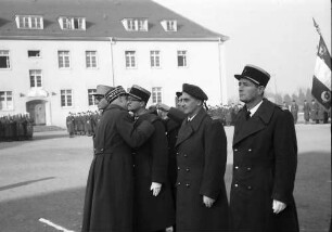 Freiburg: Jean-Bart-Kaserne; General Carolet verteilt Orden, mit Kuss