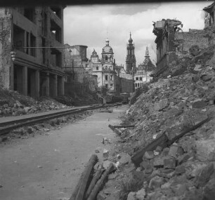 Dresden nach der Bombardierung vom 13./14. Februar 1945. Schloßstraße mit Trümmerbahn. Blick zur Ruine des Residenzschlosses und zum Turm der Katholischen Hofkirche