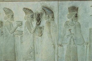 Persepolis. Relief. Höfischer Würdenträger mit Gesandten aus Babylonien