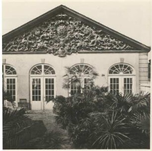 Orangerie von Schloss Jägerhof, Ostgiebel : Orangerie von Schloss Jägerhof, Ostgiebel mit geschnitztem Giebelfeld des ehemaligen Jagdzeughauses von 1713.