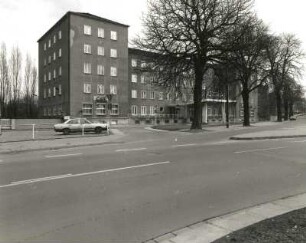 Dresden-Strehlen, Strehlener Platz 1. Hotel "Astoria". 1931; P. Wolf, nach 1945 Umbau. Straßenansicht von Nordwest