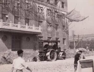 Peking, China, Alltagsszene : Straßenbauarbeiten und Hausbau