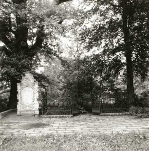 Spremberg. Georgenberg, Stadtpark. Inschriftengrabstein für Ehepaar von Loeben (gestorben 1745, 1761) und Rosengitter (1978 nach Original von 1900)
