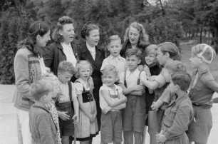 Kinderheim im Volkseigenen Betrieb "Fortschritt" : Gruppenporträt von Frau Mut und anderen Pflegerinnen mit den Heimkindern
