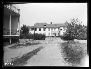 Frankreich (?), Zerschossenes Landhaus