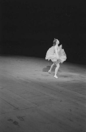 Gastspiel eines russischen Ballett- und Künstlerensembles in der Deutschen Staatsoper Berlin : Primaballerina Alla Schelest in "Don Quijote", Teil des Ballettprogramms