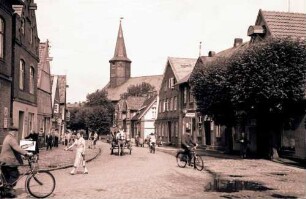 Freiburg/Elbe: Hauptstraße mit Kirche
