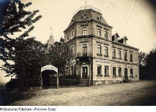 Mobschatz (Dresden-Mobschatz), Elbhangstraße 12. Gasthof Mobschatz (1897/1898). Straßenansicht
