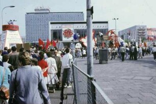 DDR. Berlin. Karl-Marx-Allee zum Ersten Mai. Ansicht mit Kino International und Hotel Berolina