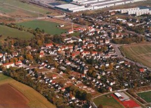 Zwickau-Mosel. Stadtteilansicht mit Dorfkirche (links) gegen VW-Werk. Luftbild-Schrägaufnahme von Südwesten