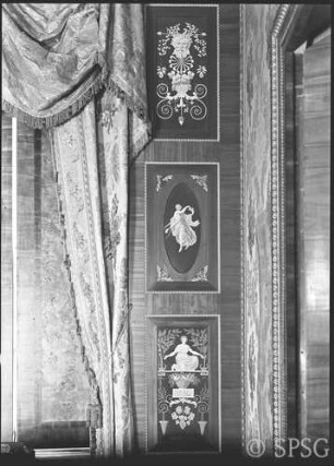 Potsdam, Stadtschloss Potsdam, Wohnung Friedrich Wilhelm III., Coursaal, Blaue Paradekammer, Wanddekoration an Fensterwand.