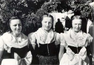 Hochzeitstracht der katholischen Sorben : Kleidung - katholische Tracht. Ort: Lejpold / Leopoldschenke. Hochzeitstracht.