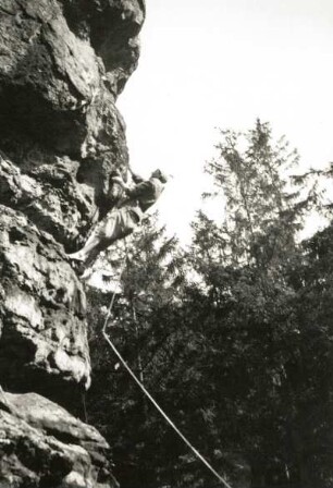 Sächsische Schweiz. Affensteine, Hauptdrilling. Seilschaft G. Walpert bei einer Begehung des Dietrich-Weges (VIIIa)