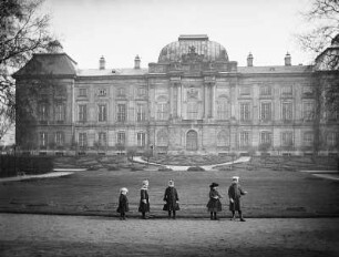 Dresden-Neustadt. Japanisches Palais (1715/1727 erweitert, Entwurf Z. Longuelune, J. de Bodt, J. C. Knöffel), Gartenseite des Elbflügels mit den Kindern Carlo, Ida, Karola Donadini und zwei unbekannten Mädchen