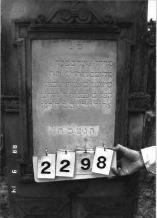 Grabstein 2298 (Index: 100097432) Maße HxBxT: 220x60x26 cm: Grabstein 2298 (Detailaufnahme 1)