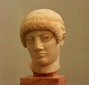 Athen. Akropolis-Museum. Kopf einer Kuros-Statue. Parischer Marmor