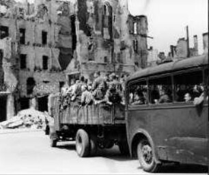 Russische Soldaten im zerstörten Berlin